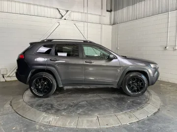 2021 Jeep Cherokee - image 9