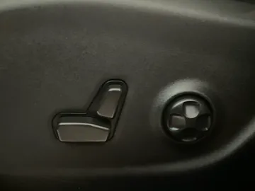 2021 Jeep Cherokee - image 17
