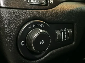 2021 Jeep Cherokee - image 16