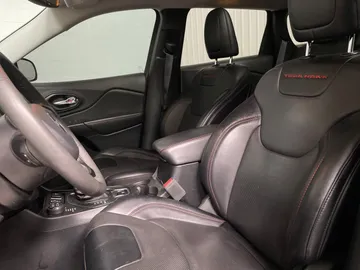 2022 Jeep Cherokee - image 3
