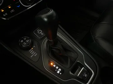 2022 Jeep Cherokee - image 32