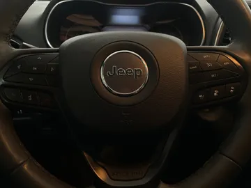 2022 Jeep Cherokee - image 18
