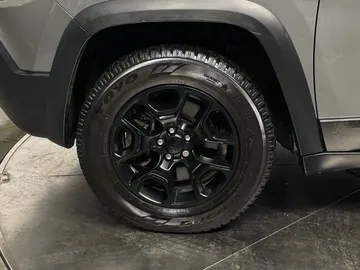 2022 Jeep Cherokee - image 7