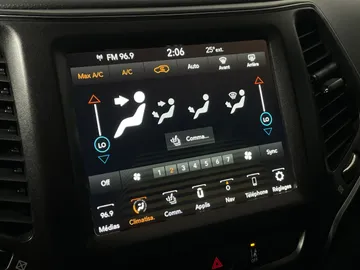2022 Jeep Cherokee - image 29