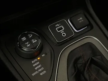2022 Jeep Cherokee - image 30