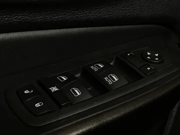 2022 Jeep Cherokee - image 23