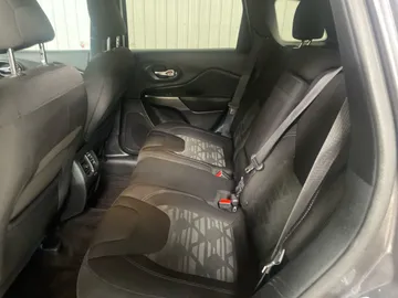2019 Jeep Cherokee - image 14