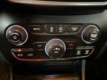 2019 Jeep Cherokee - image 20