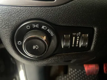 2019 Jeep Cherokee - image 17