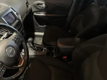 2019 Jeep Cherokee - image 3