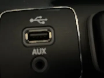 2019 Jeep Cherokee - image 24