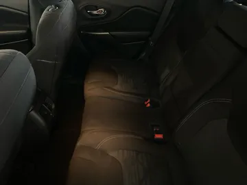 2019 Jeep Cherokee - image 15
