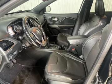 2021 Jeep Cherokee - image 3