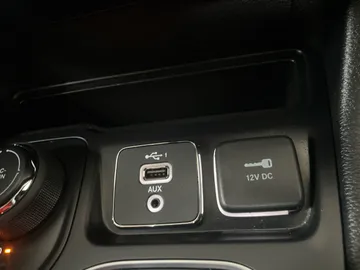 2021 Jeep Cherokee - image 29