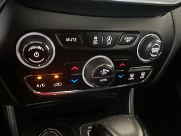2021 Jeep Cherokee - image 24