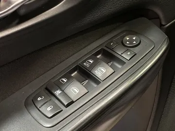 2016 Jeep Cherokee - image 21