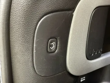 2016 Jeep Cherokee - image 29