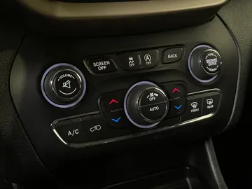 2016 Jeep Cherokee - image 19