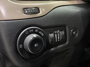 2016 Jeep Cherokee - image 28