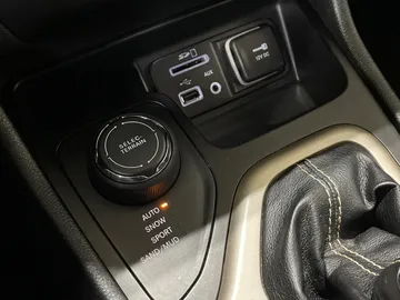 2016 Jeep Cherokee - image 25