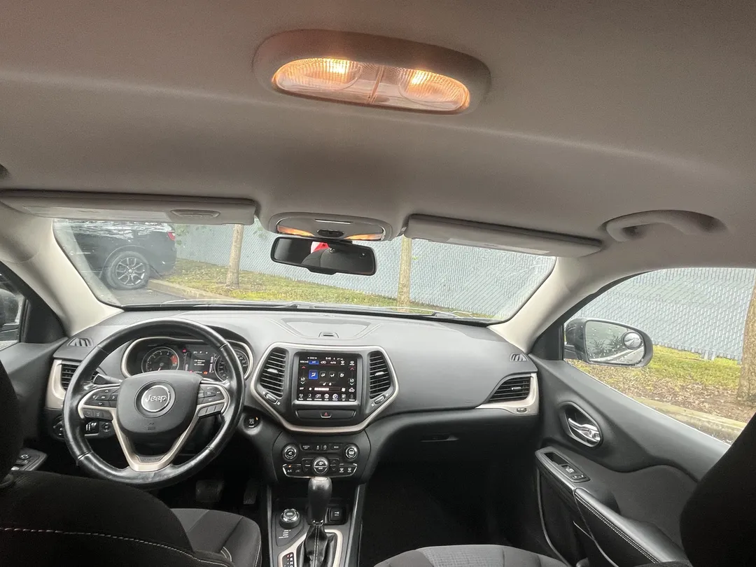 2016 Jeep Cherokee — photo 8