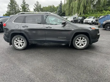 2016 Jeep Cherokee - image 4