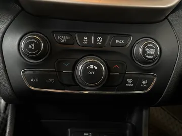 2018 Jeep Cherokee - image 17
