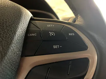 2018 Jeep Cherokee - image 23