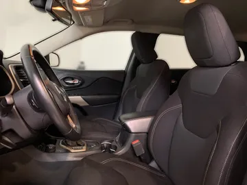 2018 Jeep Cherokee - image 3