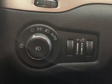 2018 Jeep Cherokee - image 17