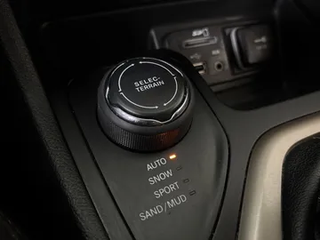2018 Jeep Cherokee - image 18