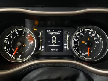 2018 Jeep Cherokee - image 14