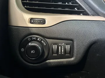 2018 Jeep Cherokee - image 25