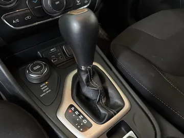2018 Jeep Cherokee - image 23