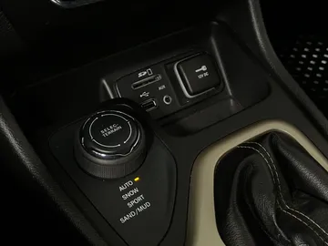 2018 Jeep Cherokee - image 23