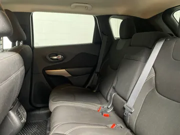 2018 Jeep Cherokee - image 14