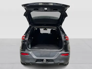 2018 Jeep Cherokee - image 12