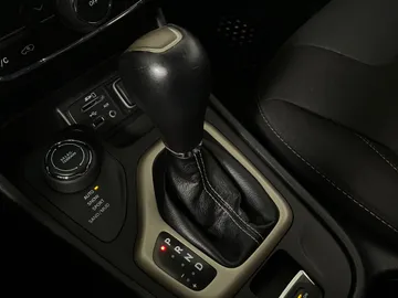 2018 Jeep Cherokee - image 25