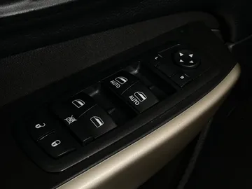 2018 Jeep Cherokee - image 18