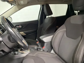2018 Jeep Cherokee - image 3