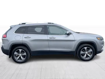 2019 Jeep Cherokee - image 2