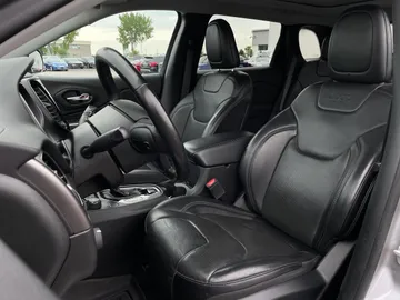 2019 Jeep Cherokee - image 3