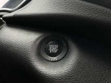 2019 Jeep Cherokee - image 23