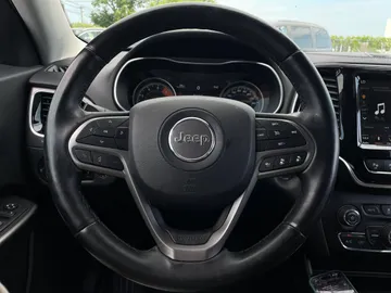 2019 Jeep Cherokee - image 18