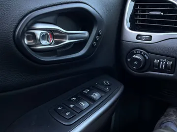 2019 Jeep Cherokee - image 24