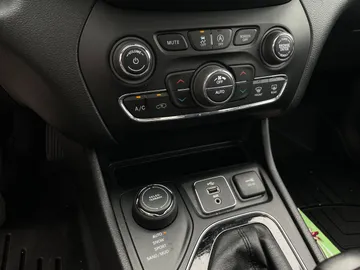 2019 Jeep Cherokee - image 22