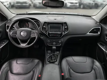 2019 Jeep Cherokee - image 4