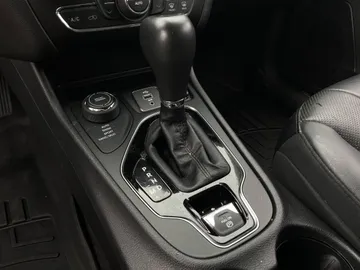 2019 Jeep Cherokee - image 27