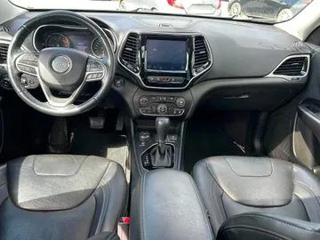 2019 Jeep Cherokee - image 9