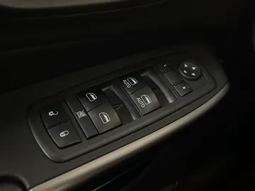 2019 Jeep Cherokee - image 23